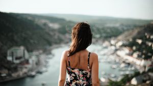 意外に目立つムダ毛...！背中の脱毛が完了する期間はどのくらい？