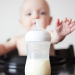 赤ちゃんに良いのは母乳?粉ミルク?知っておきたいメリットを解説!