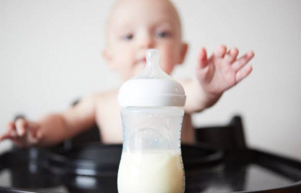 赤ちゃんに良いのは母乳？粉ミルク？知っておきたいメリットを解説！