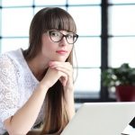 仕事中のメガネに似合うメイク!パーツ別のメイク術をご紹介