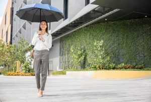 外回りが多い働く女性専用!熱中症や紫外線ダメージを防ぐ日傘の選び方