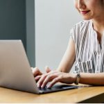 働く女性のクールビズスタイル!基本のポイントとあると便利なアイテムをご紹介