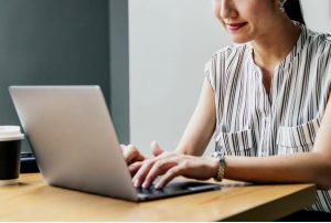 働く女性のクールビズスタイル!基本のポイントとあると便利なアイテムをご紹介