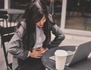 食べ過ぎ・飲みすぎによるツラい胃もたれ｜対処法を知って軽やかな体調に